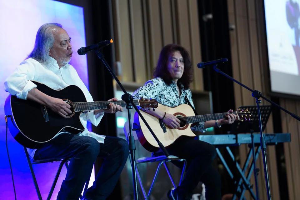 Legenda rok Singapura, Ramli Sarip (kiri), dan pemuzik, Addy Craddle, ketika membuat persembahan di jamuan amal ‘Charity Lunch 2024’ anjuran Masjid Darul Makmur di Hotel Fairmont pada 14 Julai.