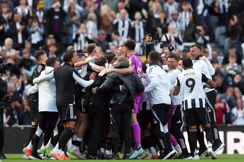 Kalah tapi mara ke Liga Juara-Juara... para pemain Newcastle United meraikan kejayaan layak ke Eropah selepas tamat perlawanan menentang Everton apabila Aston Villa  kalah di tangan Manchester United. 