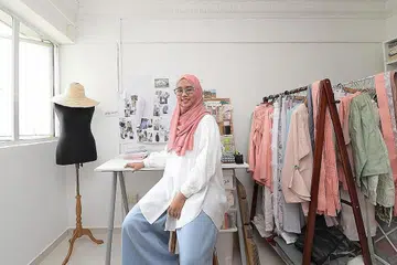 NENEK JADI INSPIRASI: Pengasas jenama Hafizah Ghazali, Cik Nur Hafizah Ghazali tidak merancang menjadi pereka fesyen, namun memupuk minat setelah melihat arwah neneknya, seorang penjahit. - Foto BH oleh ALPHONSEUS CHERN