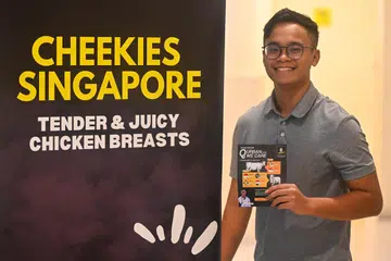 Pengasas Cheekies Singapore, Encik Nabill Shukry Johari, menjadi ejen yang menyediakan khidmat korban buat kali pertama pada 2024. Beliau akan bekerjasama dengan Perkhidmatan Pengebumian Al Hakeem bagi menyediakan khidmat tersebut.