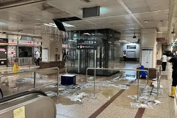 Kebocoran siling di platform Laluan Utara-Selatan (NSL) Stesen MRT Raffles Place pada 17 September 2025.