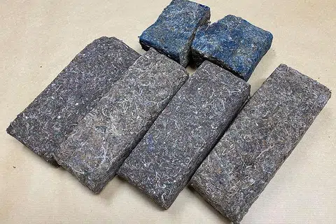 RAMPASAN GANJA: Pihak berkuasa telah merampas enam bungkus ganja yang ditemui dalam sebuah kereta berdaftar di Malaysia. Pemandu kereta warga Malaysia berusia 24 tahun tahun diberkas. - Foto CNB