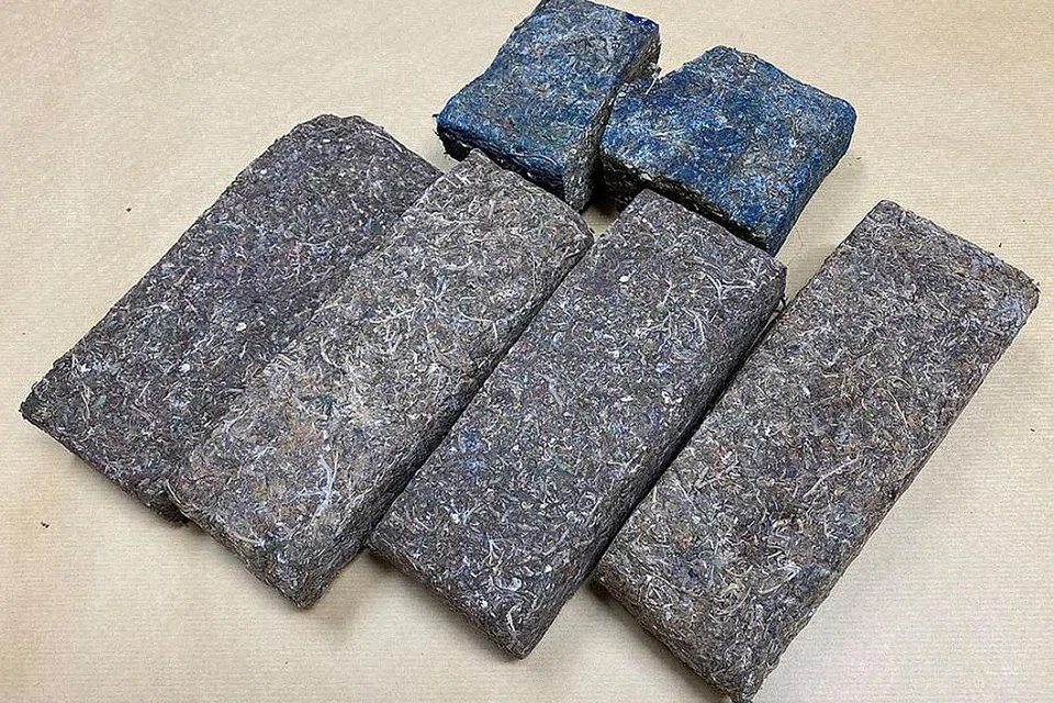 RAMPASAN GANJA: Pihak berkuasa telah merampas enam bungkus ganja yang ditemui dalam sebuah kereta berdaftar di Malaysia. Pemandu kereta warga Malaysia berusia 24 tahun tahun diberkas. - Foto CNB