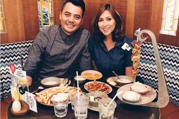 KERJA AMAL: Nurul Aini (kanan) ingin mengundang peminatnya untuk menjamu selera di restoran Nandos di Tampines secara percuma pada hari ini dari 6 petang hingga 8.30 malam. Bersamanya ialah suami, Sofian Roslan. - Foto fail