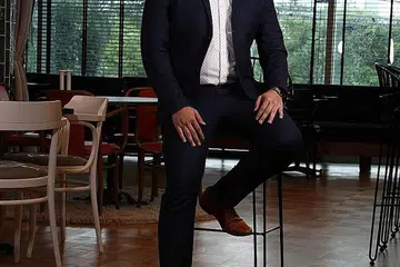 MAHU BAWA ATLETIK MAJU KE DEPAN: Pengasas bersama dan ketua pegawai pemasaran firma pemasaran digital RAWR Global Encik Fahmy Raimi, mewakili TeamSGP Athletics, akan bertanding buat julung kalinya dalam Mesyuarat Agung Tahunan (AGM) Persatuan Atletik Singapura (SA) malam esok. - Foto ihsan FAHMY RAIMI