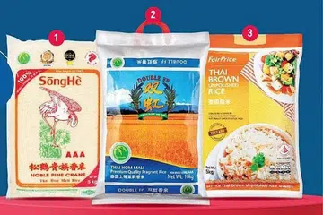 PERLUAS MANFAAT: Bagi memberi manfaat kepada lebih ramai pelanggan, setiap pembeli boleh beli hingga empat beg beras ini sahaja semasa tempoh promosi tersebut. - Foto FAIRPRICE.COM.SG