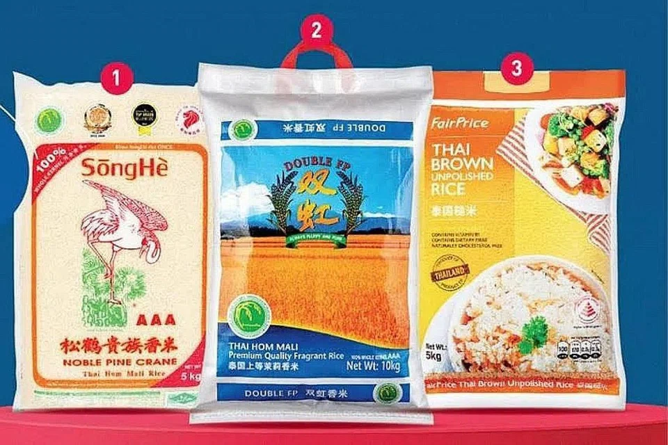 PERLUAS MANFAAT: Bagi memberi manfaat kepada lebih ramai pelanggan, setiap pembeli boleh beli hingga empat beg beras ini sahaja semasa tempoh promosi tersebut. - Foto FAIRPRICE.COM.SG