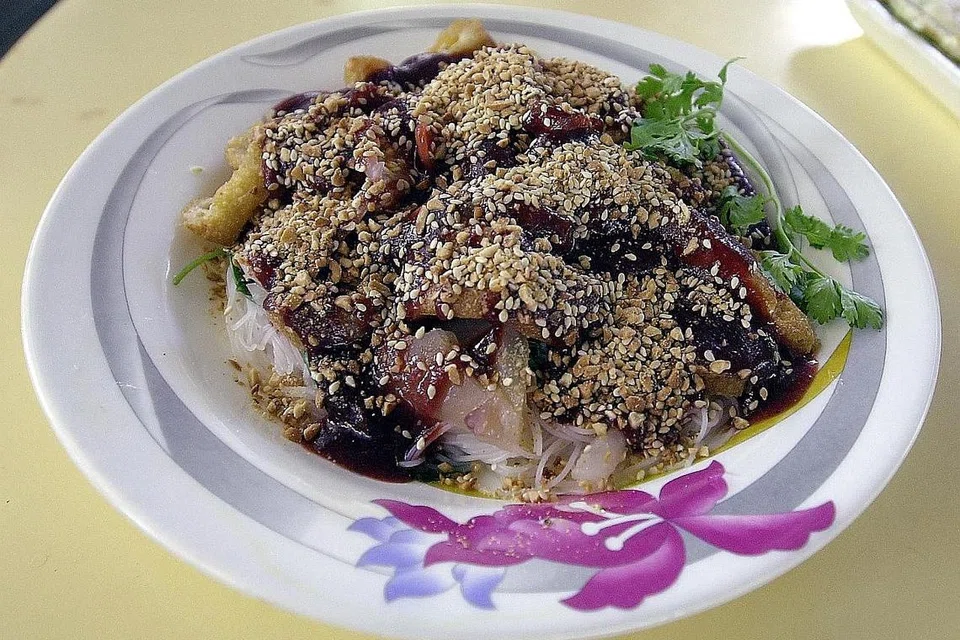 ROJAK BANDUNG: Popular di Singapura dan dinikmati bersama sotong basah, kangkung dan timun. - Foto fail