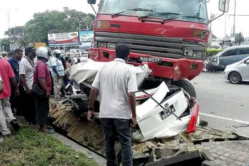 WARGA SINGAPURA TERKORBAN: Kereta yang dipandu warga Singapura ini remuk apabila dilanggar lori dalam kejadian yang berlaku di persimpangan lampu isyarat Jalan Sepang-Lukut pada 2.30 petang, pada 3 Januari 2018. - Foto fail