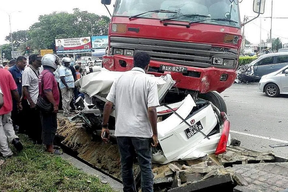 WARGA SINGAPURA TERKORBAN: Kereta yang dipandu warga Singapura ini remuk apabila dilanggar lori dalam kejadian yang berlaku di persimpangan lampu isyarat Jalan Sepang-Lukut pada 2.30 petang, pada 3 Januari 2018. - Foto fail