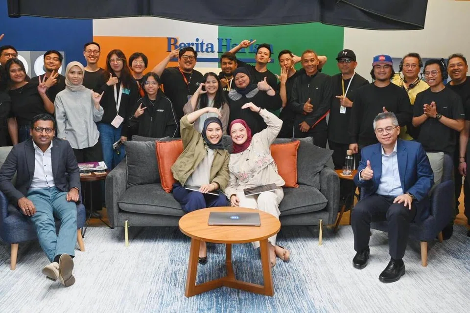 Pasukan media sosial Berita Harian bersama kru studio yang menjayakan acara ‘live’ ‘Singapura Mengundi’ di media sosial semasa Pilihan Raya Umum 2025.