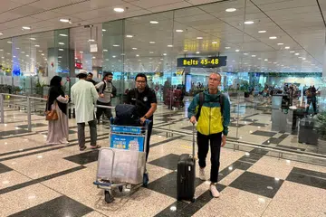 TERIMA KASIH: Wartawan Encik Muhaimin Suzaini (kiri) dan Encik Izwandi Azman, telah pulang ke Singapura selepas tujuh hari berada di Arab Saudi untuk melaksanakan umrah DIY, atau tanpa menggunakan khidmat ejen. 