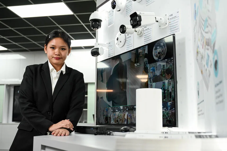 Pelajar tahun kedua kursus Nitec Lanjutan dalam Kejuruteraan Elektronik di ITE Kolej Timur, Cik Phoebe Goh Pei Ci, mengikuti Kursus Pentadbir Keselamatan VIGI - Penyepadu Sistem Pengawasan, yang mendedahkannya kepada pelbagai jenis kamera pengawasan.