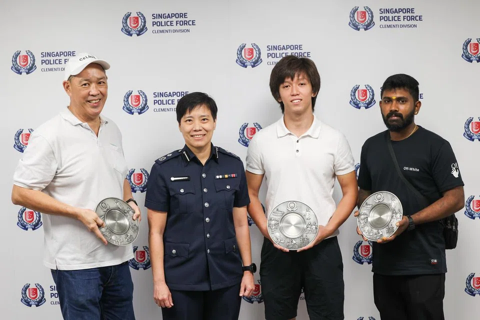 (Dari kiri) Encik Mok Kwong Heng; Komander Divisyen Polis Clementi, Penolong Superintenden Polis Serene Chiu; Encik Emmanuel Ee Wei Chuan; dan Encik Gangatharan Saravanan semasa penyampaian Anugerah Semangat Kemasyarakatan Awam di Divisyen Polis Clementi pada 4 Februari.