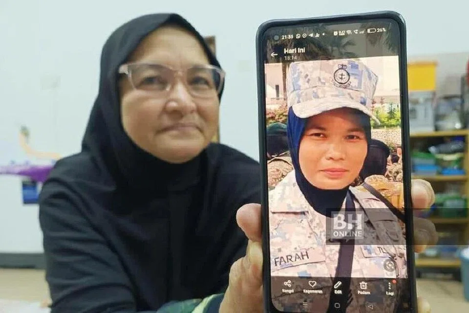 Cik Laila Fairus Ismail menunjukkan gambar terakhir Allahyarhamha Noorfarahimi Mohd Saedy.