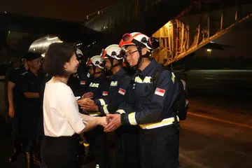 UCAP SELAMAT: Cik Sun mengucapkan selamat kepada Mejar Euan bagi misi pasukannya di Laos.