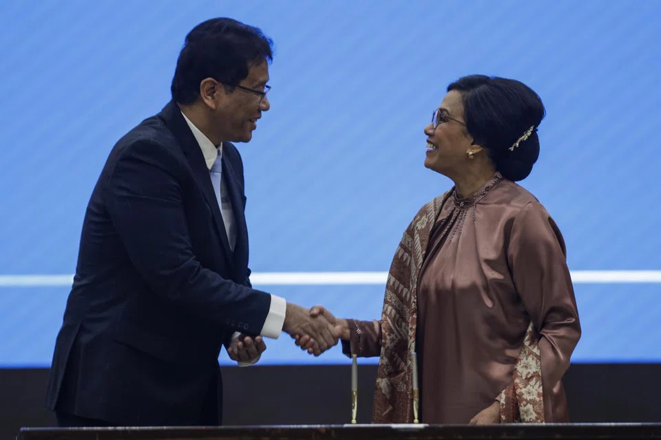 Bekas Menteri Kewangan Indonesia, Sri Mulyani Indrawati (kanan) berjabat tangan dengan penggantinya, Purbaya Yudhi Sadewa (kiri), pada majlis serah tugas di Jakarta, Indonesia, 9 September 2025.