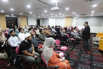 PERSIAP ASATIZAH: Lulusan pengajian Islam dan ibu bapa mereka menghadiri sesi yang menerangkan mengenai Sijil Possiswazah Islam Dalam Masyarakat Kontemporari (PCICS) beberapa tahun lalu. Program itu, yang dilancarkan April tahun lalu, bertujuan meningkatkan kewibawaan dan daya kerja asatizah, serta mempersiapkan mereka bagi masa depan. - Foto fail