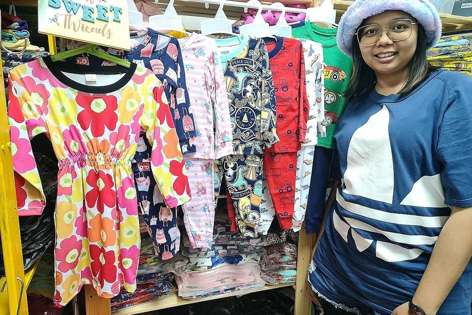 UNTUNG TAPI BERCABARAN: Cik Syazwani berkata walaupun keuntungan perniagaan pakaian kanak-kanak dalam taliannya boleh mencapai $5,000 sebulan, beliau berdepan cabaran seperti kesukaran mendapat bekalan dari Malaysia dan Vietnam. - Foto ihsan NUR SYAZWANI SUPARDI