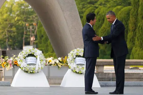 BERI PENGHORMATAN: Presiden Obama disambut Perdana Menteri Jepun Shinzo Abe di taman Peringatan Hiroshima. - Foto REUTERS
