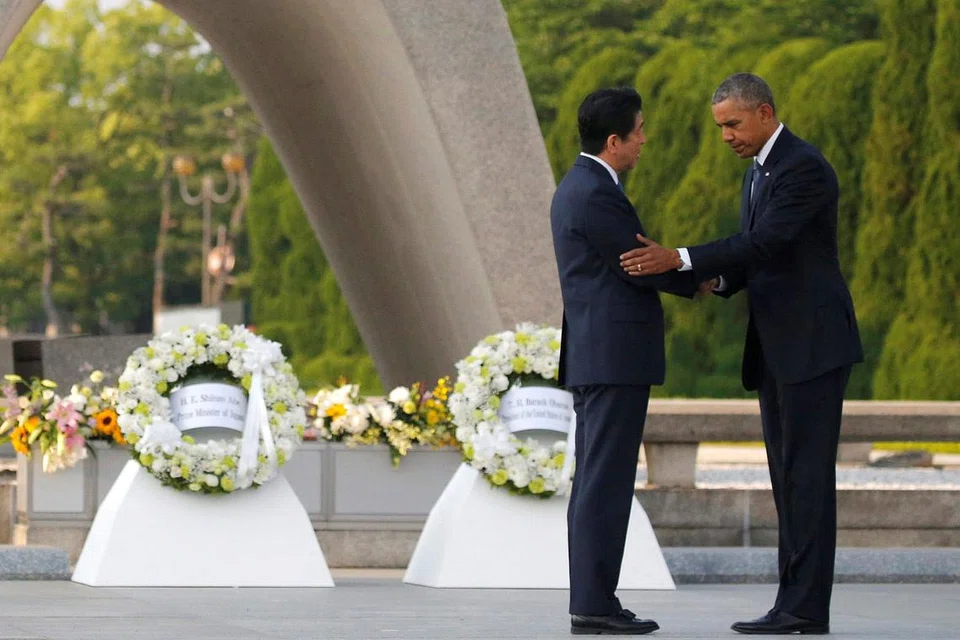 BERI PENGHORMATAN: Presiden Obama disambut Perdana Menteri Jepun Shinzo Abe di taman Peringatan Hiroshima. - Foto REUTERS