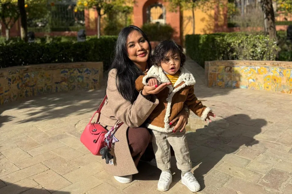 Pengasas dan pemilik Ratu Confinement, agensi khidmat penjagaan bayi dan ibu berpantang tempatan, Cik Indah Zafirah, bersama anaknya Hannan Ezlyn. 