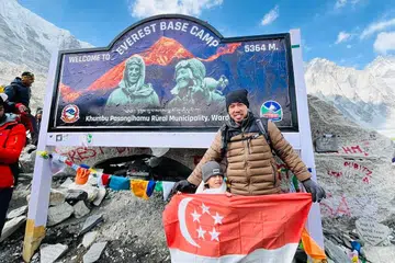 Encik Zikri Ali dan anaknya, Abyan Imtiz Irkiz, berjaya menakluki Khemah Induk Everest setelah selamat sampai pada 29 April. Mereka mengharungi kembara berjalan kaki selama lapan hari bermula 22 April. 
