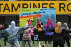SIHAT BERZUMBA: Sekitar 150 orang tetap bersemangat menyertai acara Sihat Berzumba di Our Tampines Hub pagi tadi meskipun hujan.