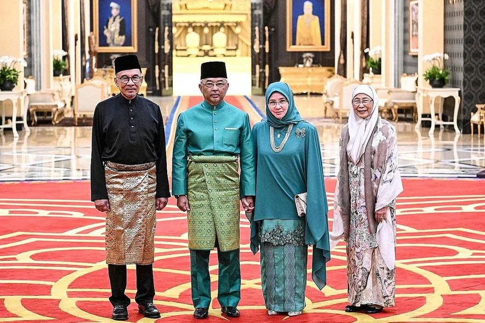 PERDANA MENTERI BARU: Datuk Seri Anwar (kiri) sempat bergambar bersama (dua dari kiri) Yang di-Pertuan Agong, Al-Sultan Abdullah Ri'ayatuddin Al-Mustafa Billah Shah, Raja Permaisuri Agong Tunku Hajah Azizah Aminah Maimunah Iskandariah, serta isteri Datuk Seri Anwar, Datuk Seri Dr Wan Azizah Wan Ismail (kanan) semalam. - Foto AFP