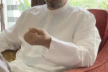 ALLAHYARHAM MOHAMED BIN SAM: Ayah M. Nasir dirawat sebulan di hospital dan dibawa pulang seminggu lalu. Walaupun M. Nasir (atas) jauh di mata, beliau dapat menyaksikan urusan jenazah secara "live". - Foto-foto MARLIA MUSA IG