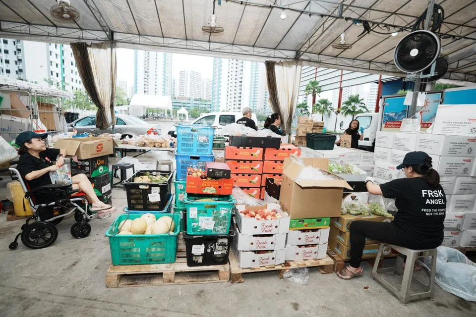 Setiap Sabtu, FRSK menganjurkan Pasar Buah dan Sayur ‘Tak Cantik’ di ibu pejabatnya, Thanggam Hub, di 40 Fernvale Road, dari 5 petang hingga 7 malam. 