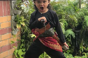 PENDEKAR CILIK: Anak Encik Abdul Walid Moehtar, Khalid, empat tahun, menampilkan ketangkasannya bertanjak dan berbaju Melayu, lengkap dengan kain samping dan keris sempena Raya sebagai melestarikan budaya pakaian Melayu silam. - Foto BM ihsan ABDUL WALID MOEHTAR