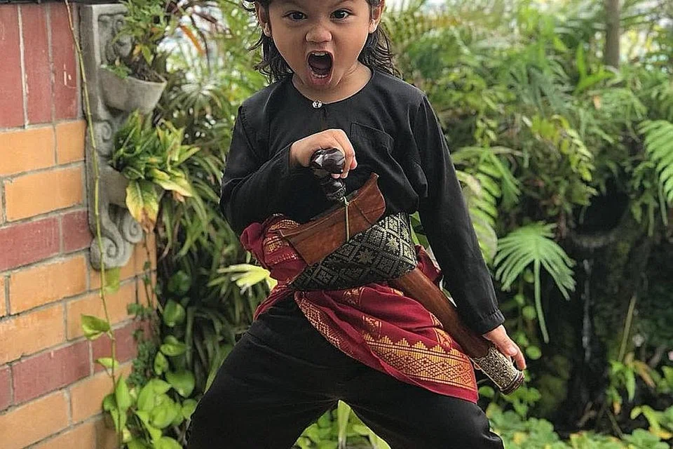 PENDEKAR CILIK: Anak Encik Abdul Walid Moehtar, Khalid, empat tahun, menampilkan ketangkasannya bertanjak dan berbaju Melayu, lengkap dengan kain samping dan keris sempena Raya sebagai melestarikan budaya pakaian Melayu silam. - Foto BM ihsan ABDUL WALID MOEHTAR