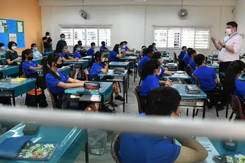 Pelajar sekolah menengah semasa kelas Pendidikan Perwatakan dan Kewarganegaraan (CCE).