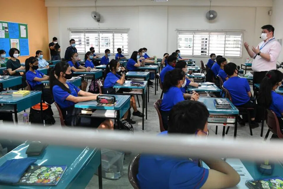 Pelajar sekolah menengah semasa kelas Pendidikan Perwatakan dan Kewarganegaraan (CCE).