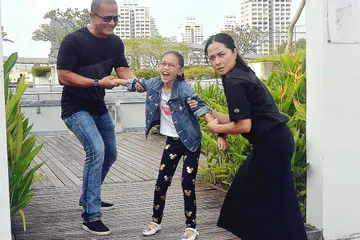 TERSENTUH NALURI KEIBUAN: Suhaillah Salam lebih terkesan dengan amanahnya sebagai ibu apabila membawakan watak ibu autistik, Eja yang menangani sendiri anaknya, Syakilla (lakonan Alfreda Qistina Puteri Haikel) selepas ditinggalkan suaminya, Sulaiman (Jeff Catz). - Foto KHALID BABA