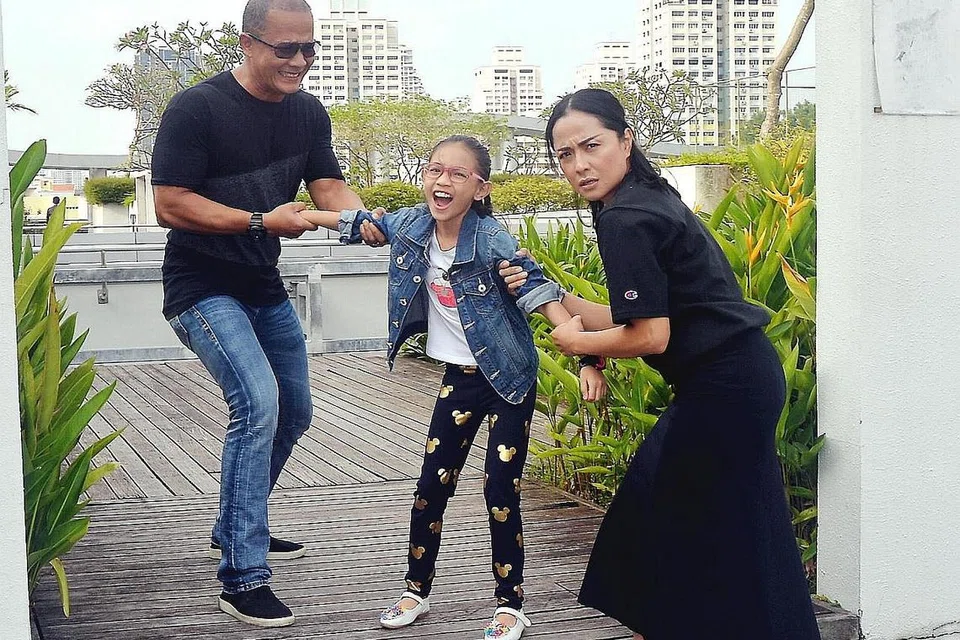 TERSENTUH NALURI KEIBUAN: Suhaillah Salam lebih terkesan dengan amanahnya sebagai ibu apabila membawakan watak ibu autistik, Eja yang menangani sendiri anaknya, Syakilla (lakonan Alfreda Qistina Puteri Haikel) selepas ditinggalkan suaminya, Sulaiman (Jeff Catz). - Foto KHALID BABA