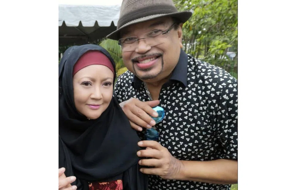 MAHU HABISKAN SISA-SISA HIDUP DENGAN BERSEDEKAH: Jaafar Onn, bersama Salwa Abdul Rahman, penyanyi terkenal pada tahun-tahun 1990-an, yang turut menyerikan satu majlis makan malam amal d sebuah hotel di Muar, Johor. - Foto SAODAH ISMAIL