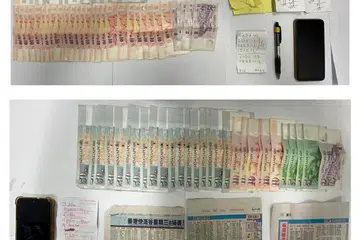 Polis telah merampas wang tunai bernilai lebih $2,000 telefon bimbit dan barangan berkaitan berjudi dalam operasi baru-baru ini. 