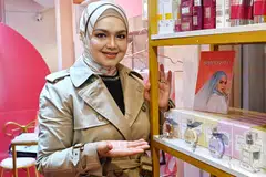 MENIAGA SAMA MACAM MENGHIBUR: Datuk Seri Siti Nurhaliza melihat persamaan antara kerja meniaga dengan menghibur orang apabila apa yang diterapkan datang dari keikhlasan dan secebis jerih payah yang diharungi dalam hidup.