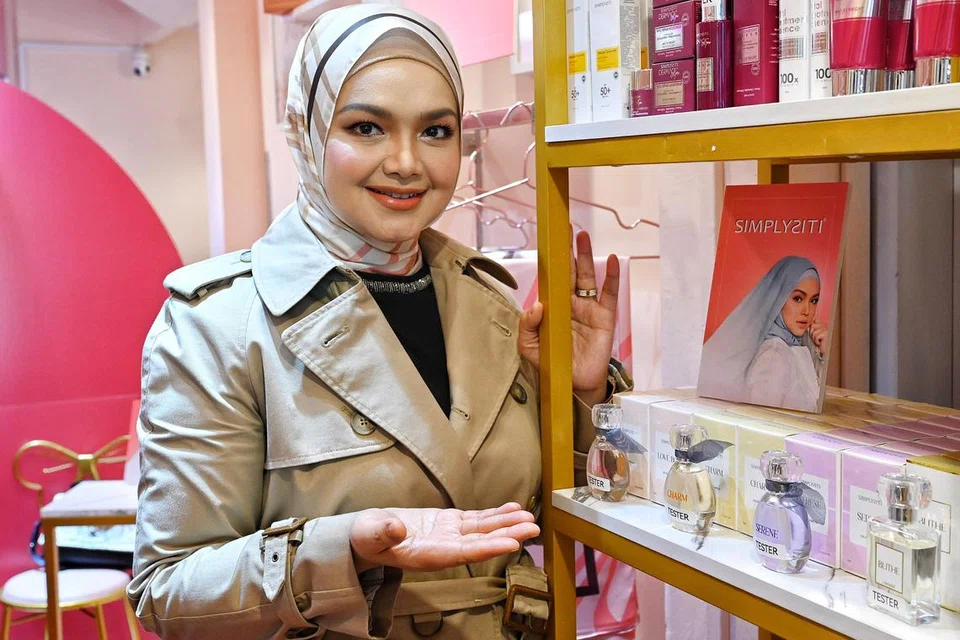 MENIAGA SAMA MACAM MENGHIBUR: Datuk Seri Siti Nurhaliza melihat persamaan antara kerja meniaga dengan menghibur orang apabila apa yang diterapkan datang dari keikhlasan dan secebis jerih payah yang diharungi dalam hidup.