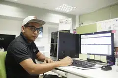 BERPELUANG PERTINGKAT KEMAHIRAN Majikan Encik Zuhri menghantar beliau menjalani sekurang-kurangnya satu latihan setiap tahun untuk memastikan beliau tidak ketinggalan dari segi kemahiran yang diperlukan bagi tugasnya. - Foto BH oleh AZMI ATHNI