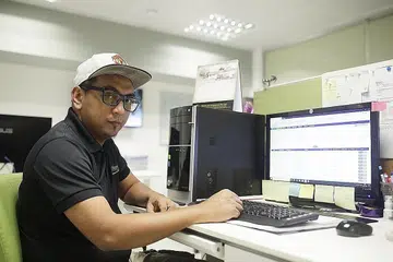 BERPELUANG PERTINGKAT KEMAHIRAN Majikan Encik Zuhri menghantar beliau menjalani sekurang-kurangnya satu latihan setiap tahun untuk memastikan beliau tidak ketinggalan dari segi kemahiran yang diperlukan bagi tugasnya. - Foto BH oleh AZMI ATHNI