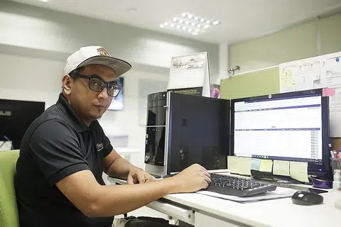 BERPELUANG PERTINGKAT KEMAHIRAN Majikan Encik Zuhri menghantar beliau menjalani sekurang-kurangnya satu latihan setiap tahun untuk memastikan beliau tidak ketinggalan dari segi kemahiran yang diperlukan bagi tugasnya. - Foto BH oleh AZMI ATHNI