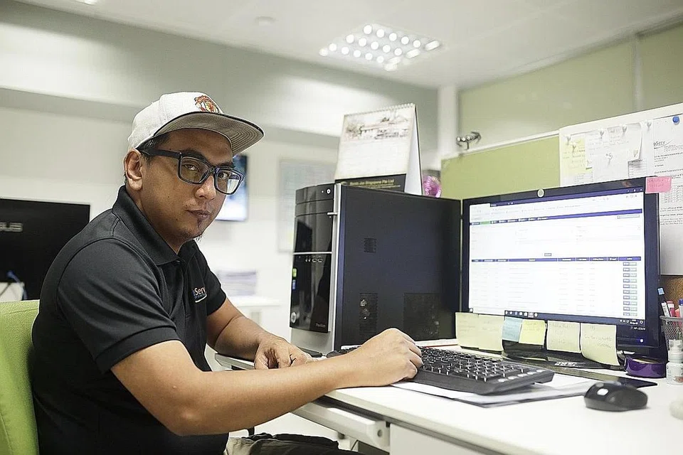 BERPELUANG PERTINGKAT KEMAHIRAN Majikan Encik Zuhri menghantar beliau menjalani sekurang-kurangnya satu latihan setiap tahun untuk memastikan beliau tidak ketinggalan dari segi kemahiran yang diperlukan bagi tugasnya. - Foto BH oleh AZMI ATHNI