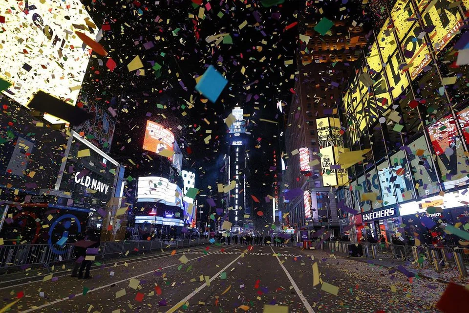 LENGANG: Anggota polis New York kelihatan mengawal kawasan Times Square agar tidak dimasuki, sedang konfeti dilepaskan menandakan tibanya tahun 2021. Kawasan itu pada tahun-tahun sudah selalunya padat dengan lautan manusia yang ingin menyambut ketibaan tahun baru beramai-ramai. - Foto EPA-EFE