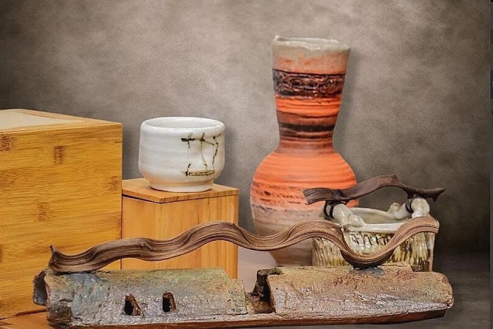 SETIAP TEMBIKAR ADA CERITA: Inilah antara karya Dr Iskandar yang meraih inspirasi daripada kembaranya ke merata dunia dengan setiap kerja seni mempunyai cerita tersendiri, sebahagiannya dicatat dalam jurnal kembaranya.