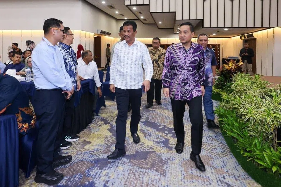 Menteri Besar Johor, Datuk Onn Hafiz Ghazi (depan, kanan) bersama Kepala Badan Pengusahaan/Wali Kota Batam, Encik Muhammad Rudi (depan, tengah) dalam pertemuan mereka di Kepulauan Riau, Indonesia, baru-baru ini.