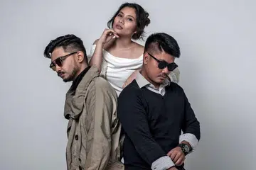 SINERGI BERTIGA: (Dari kiri) Yazsar Zainal, Tiara Azalea Kamarudin dan Muhammad Farhan Shafie (FRGN) menyatukan idea dan tenaga mereka bagi menjana single Inggeris Set On You yang mengisahkan cinta tidak menjadi dalam mood irama rancak. - Foto HANIF AFANDI