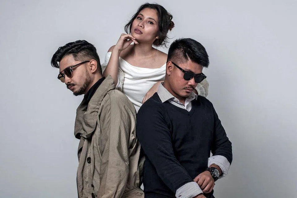 SINERGI BERTIGA: (Dari kiri) Yazsar Zainal, Tiara Azalea Kamarudin dan Muhammad Farhan Shafie (FRGN) menyatukan idea dan tenaga mereka bagi menjana single Inggeris Set On You yang mengisahkan cinta tidak menjadi dalam mood irama rancak. - Foto HANIF AFANDI